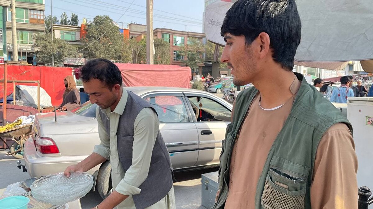 
Dört çocuk babası Mescidi Behrami, devlet okulunun evine uzak, özel okulların ise pahalı olduğunu belirterek çocuklarını okula gönderemediğini aktardı.

Şu an Celalabad kentinde yaşadığını ve iş için Kabil'de olduğunu ifade eden Behrami, "Durumumuz iyiydi ancak şu an böylesi kötü bir duruma düşeceğimizi düşünmüyorduk." dedi.