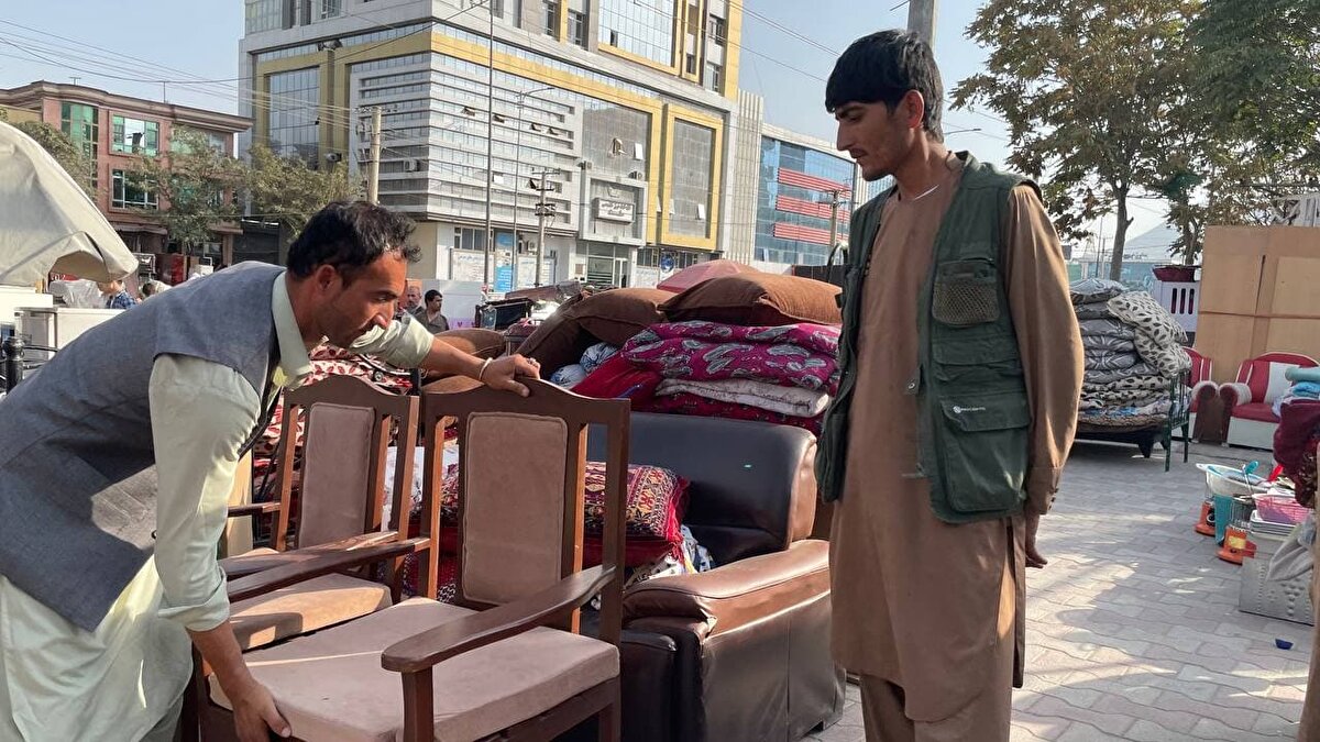 Afganistan'ın ekonomik durumunun kötü olduğuna ve yoksulluğun arttığına değinen Behrami, şöyle konuştu:

"Çoğu kişi bir lokma ekmek için ülkeyi terk ediyor. Biz şu an ABD ile çalıştığımız için kendi bölgemizde rahat dolaşamıyoruz. Çok korkuyoruz. Dostun kim düşmanın kim olduğunu bilemiyoruz. Olabildiğince gizlenmeye çalışıyoruz."