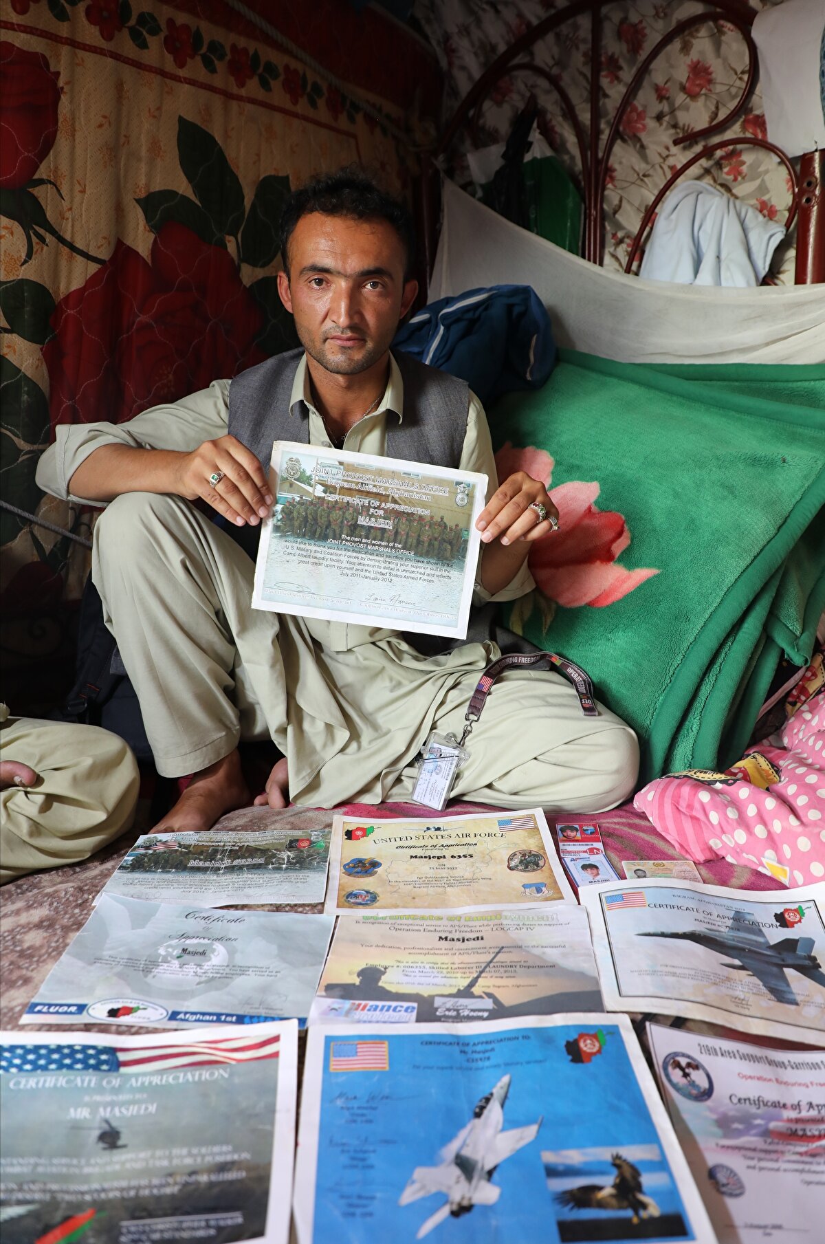 Ekonomik sıkıntısı bulunduğunu ve ABD için çalıştığı için güvenlik sorunları yaşadığını aktaran Emiri, şu şekilde konuştu:

"ABD hükümetinin kendileri için tercüman olarak ya da başka pozisyonlarda çalışan insanları en kısa zamanda tahliye etmesi lazım çünkü güvenlik tehdidi bulunuyor."

Emiri, ABD'nin şu ana kadar çoğunlukla kendi vatandaşlarını ve önceki hükümet döneminde orduda özel kuvvetler mensubu olarak çalışanları tahliye ettiğini belirtti.

Binlerce insanın halen tahliye edilmeyi beklediğini ekleyen Emiri, "Biz de çok çaba sarf ettik gitmek için ancak kriz günleri olduğu için bizim havalimanına girmemize izin verilmedi." dedi. 
24 yaşındaki Muhammed Fehim Biradergül de genç yaşta Begram Hava Üssü'nde 2013-2015 yılları arasında temizlik görevlisi olarak çalışmış.

İkinci el ev eşyası satarak geçimini sağladığını ifade eden Biradergül, 2015 yılında hava üssünde intihar saldırısı olduğunu, güvenlik nedeniyle birçok kişinin işine son verildiğini ve kendisinin de bu kişiler arasında olduğunu söyledi.

Afganistan'dan ayrılmak istediğini belirten Biradergül, "Evraklarım kayıp ancak çalışma kayıtlarına bakılmasını istiyorum. Parmak izime bakmaları yeterli." dedi.