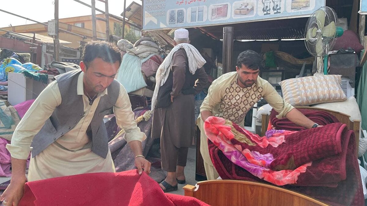 41 yaşındaki Aziz Emiri, güvenlik sorunu yaşadığını belirterek yüzünü kapatarak bilgi verdi.

Emiri, işgalin başlamasıyla ABD için tercüman olarak işe başlamış.

2013 yılında kendi isteği ile istifa eden Emiri, spor salonu işletmeye başlamış.

Afganistan'da Taliban'ın yönetimi devralması sürecinde işlerinin bozulduğunu aktaran Emiri, spor salonlarının kapalı olduğunu ve şu an işi olmadığını söyledi.

Emiri, ABD'ye göç etme prosedürlerinin neticelenmek üzere olduğu bir dönemde Taliban'ın ülke yönetimini devraldığını ve ABD'nin Afganistan'dan ayrıldığını belirterek, kendisini "talihsiz" olarak tanımladı.