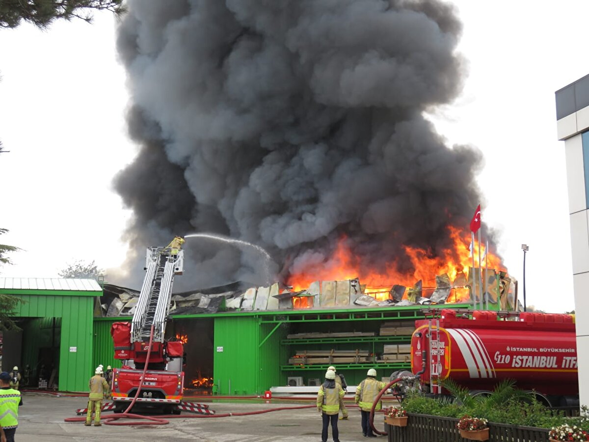 Alınan bilgiye göre, Avcıkoru Mahallesi'ndeki geniş bir alana kurulu fabrikada henüz belirlenemeyen nedenle yangın çıktı.  