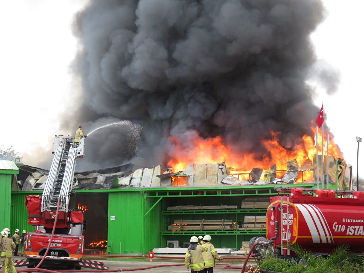 Zaman zaman patlamaların da yaşandığı yangına havadan da müdahale edilmesiyle söndürüldü.