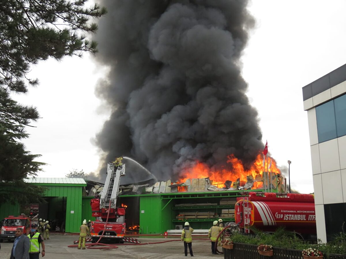 Olay yerine Anadolu Yakası'nda bulunan çok sayıda itfaiye ekibi sevk edildi.  