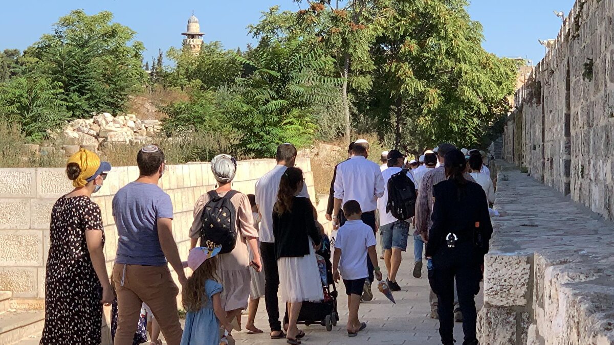 İbrani takvimine göre 20 Eylül'de başlayan ve 27 Eylül'de sona erecek olan Sukot (Çardaklar) Bayramı münasebetiyle fanatik Yahudiler, Tapınak Tepesi olarak isimlendirdikleri Mescid-i Aksa'ya yönelik baskın çağrıları yapıyor.