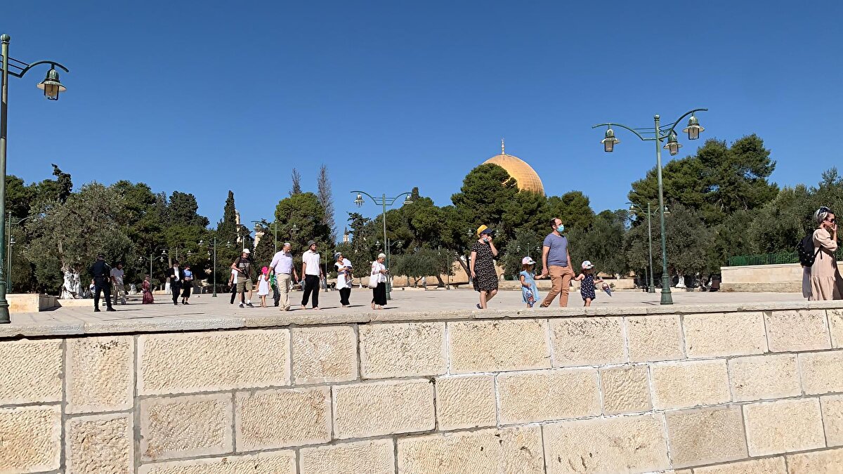 İsrail polisinin korumasındaki Yahudi grubun, Harem-i Şerif'in avlularında dolaştıktan sonra Mescid-i Aksa'dan ayrıldığı kaydedildi. Fanatik Yahudilerin öğleden sonra da baskınlarını sürdürmesi bekleniyor.