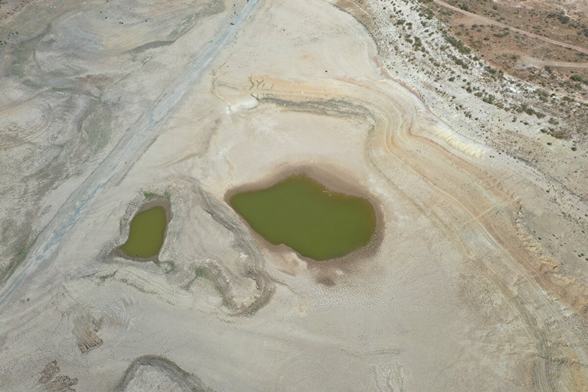 Turizm gözbebeği Bodrum’un tek su kaynağı olan Mumcular Barajı yüzde 10’un altına düşünce Bodrum’a giden su kesildi.