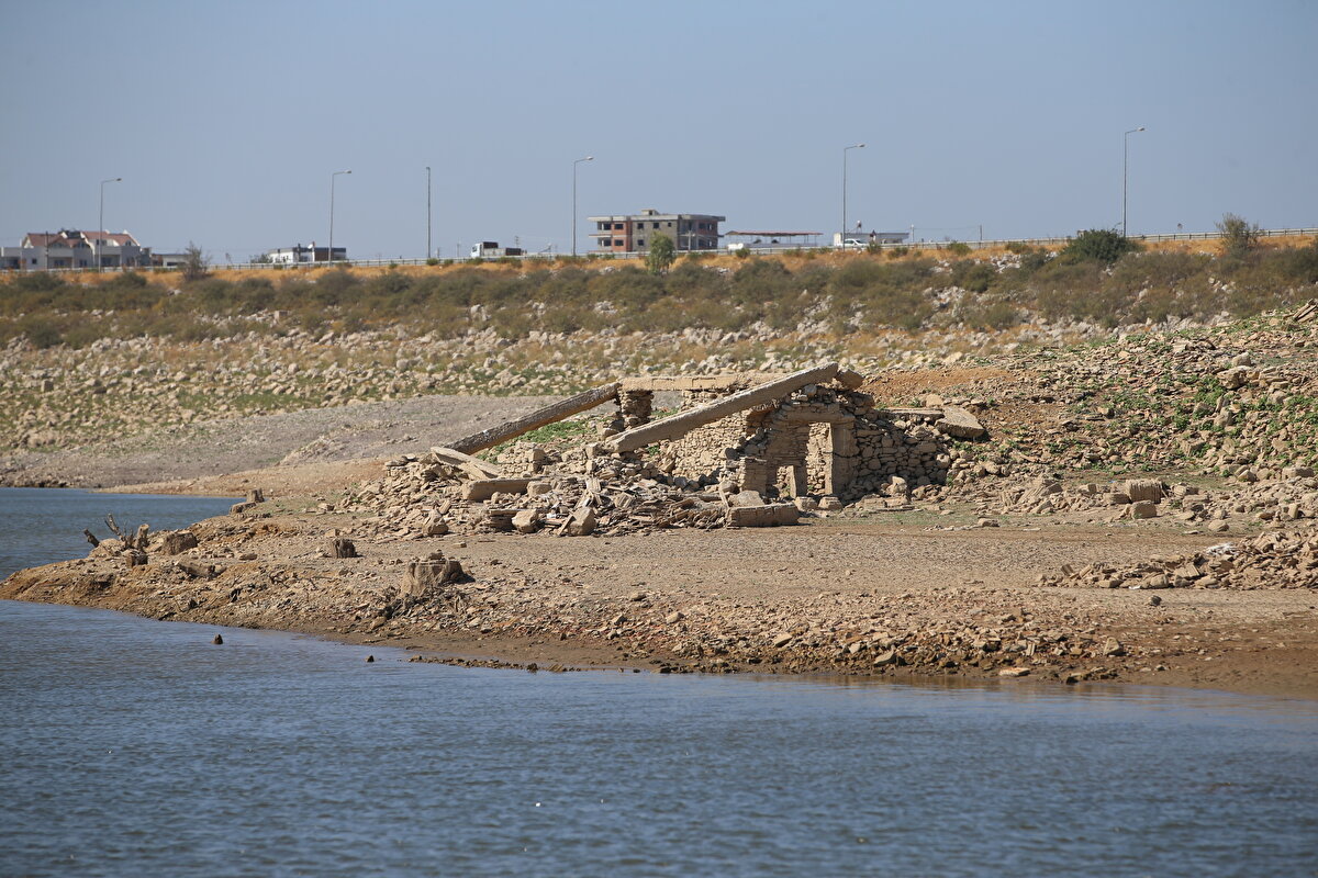 Barajdaki suların çekilmesi yaklaşık 66 yıllık oldu öğrenilen kiremit fabrikası ve bazı yapılarda gün yüzüne çıktı.