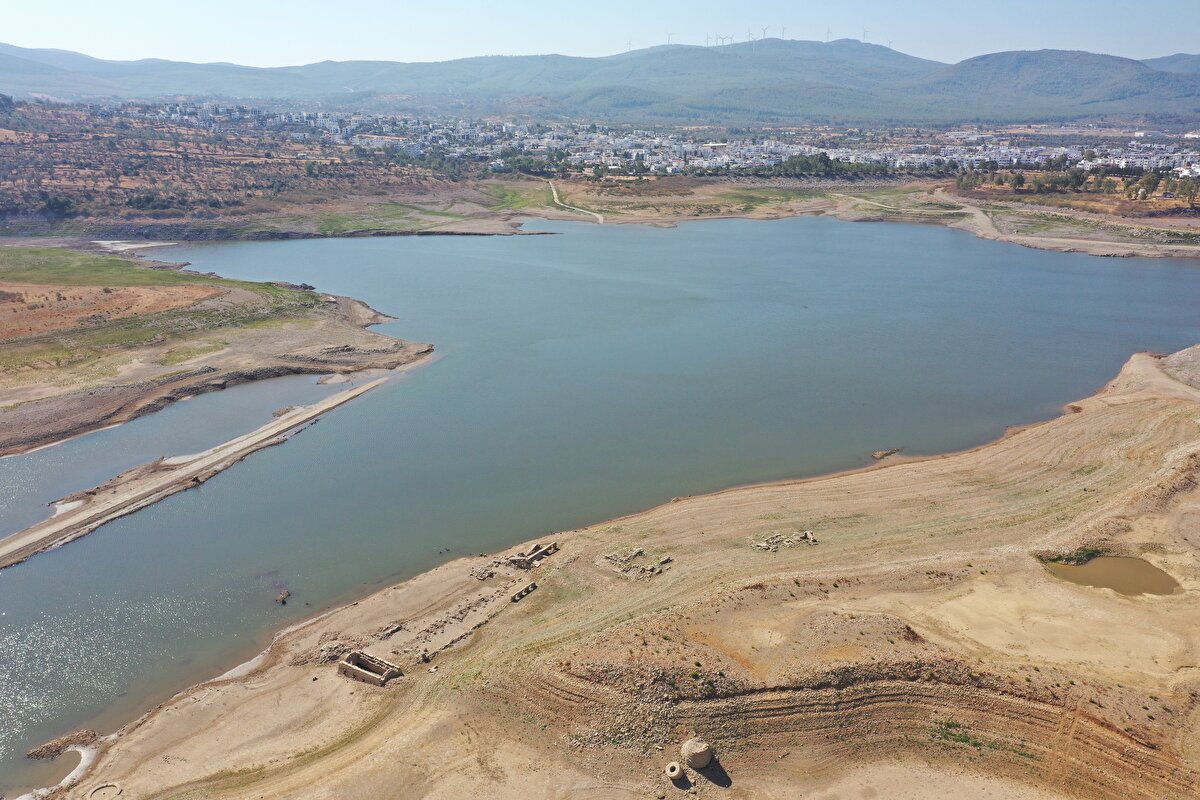 Bodrum’a geyik barajından su verilmeye başladı. Barajın çekilmesinin ardından 40 yıl önce sular altında kalan Bodrum - İzmir karayolu ortaya çıktı.