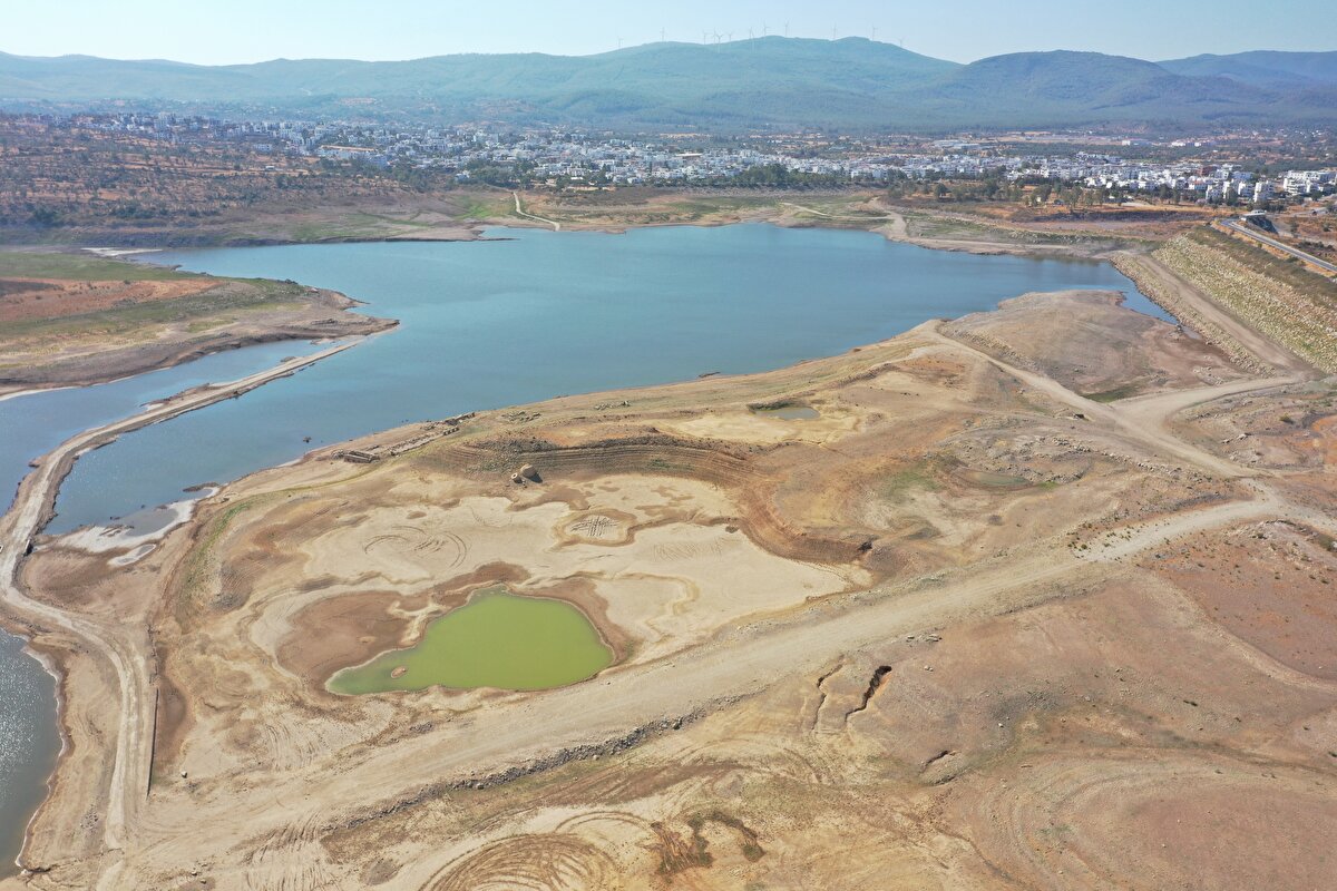 40 yıldır kullanılmayan sular altından kalan Bodrum - İzmir karayolu tekrar ortaya çıkınca yıllar sonra ilk kez araç geçti.