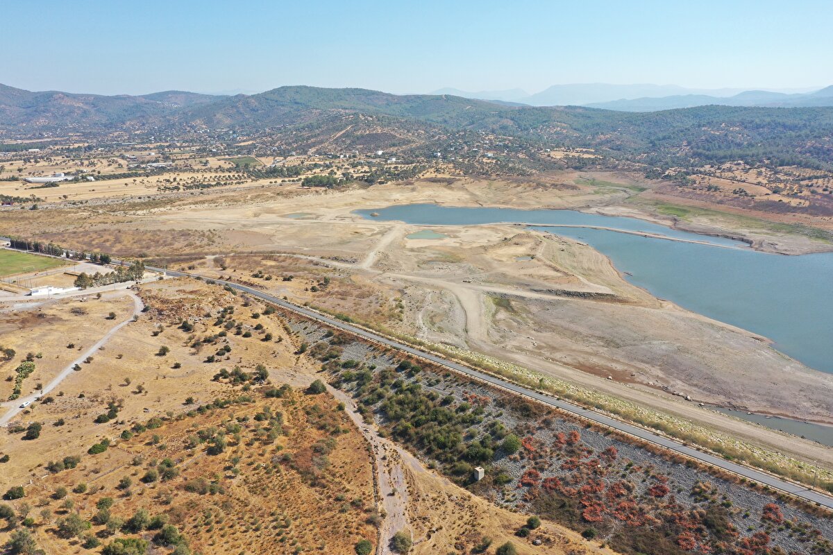 181 binlik nüfusu olan Pandemi sürecinde 2’inci komut sahiplerinin de Bodrum’a yerleşmesiyle birlikte yaklaşık 500 bini bulan nüfus su tüketimini arttırdı. Küresel ısınma ve İklim değişikliği nedeniyle kuruyan mumcular barajından Bodrum’a giden su hattını kapattı. Milas’ta bulunan geyik barajından Bodrum’un su ihtiyacının karşılandığı öğrenildi. Geyik barajındaki su seviyesinin ise yüzde 35’lerde olduğu yetkililer tarafından bildirildi.