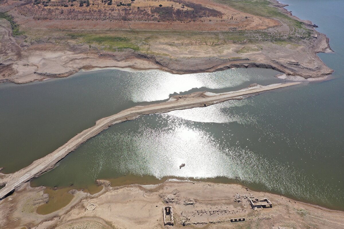 Bodrum’a Mumcular barajından su gitmediğini söyleyen Tekkaya “Şu anda Bodrum’a ne yazık ki Mumcular barajından su alamıyoruz. Bu durumun yaşanacağını Haziran ayında biliyorduk. Haziran ayında bunun için bir önlem aldık. Normalde Mumcular Barajı Bodrum merkezinin suyunu karışılar ama ardık Milas’ta buluna Geyik barajından Bodrum’un su ihtiyacını karşılıyoruz. DSİ’den yapılan ek tahsis sayesinde ham su tahsisi sayesinde Bodrum’a su verebiliyoruz. Şu anda Bodrum merkezde su krizimiz yok çünkü Mumcular içme suyu arıtma tesisleri 240 litre saniye su alıyorken, sadece 40 saniyelik bir düşüşümüz oldu. Bunu da geyik barajından törele etti.