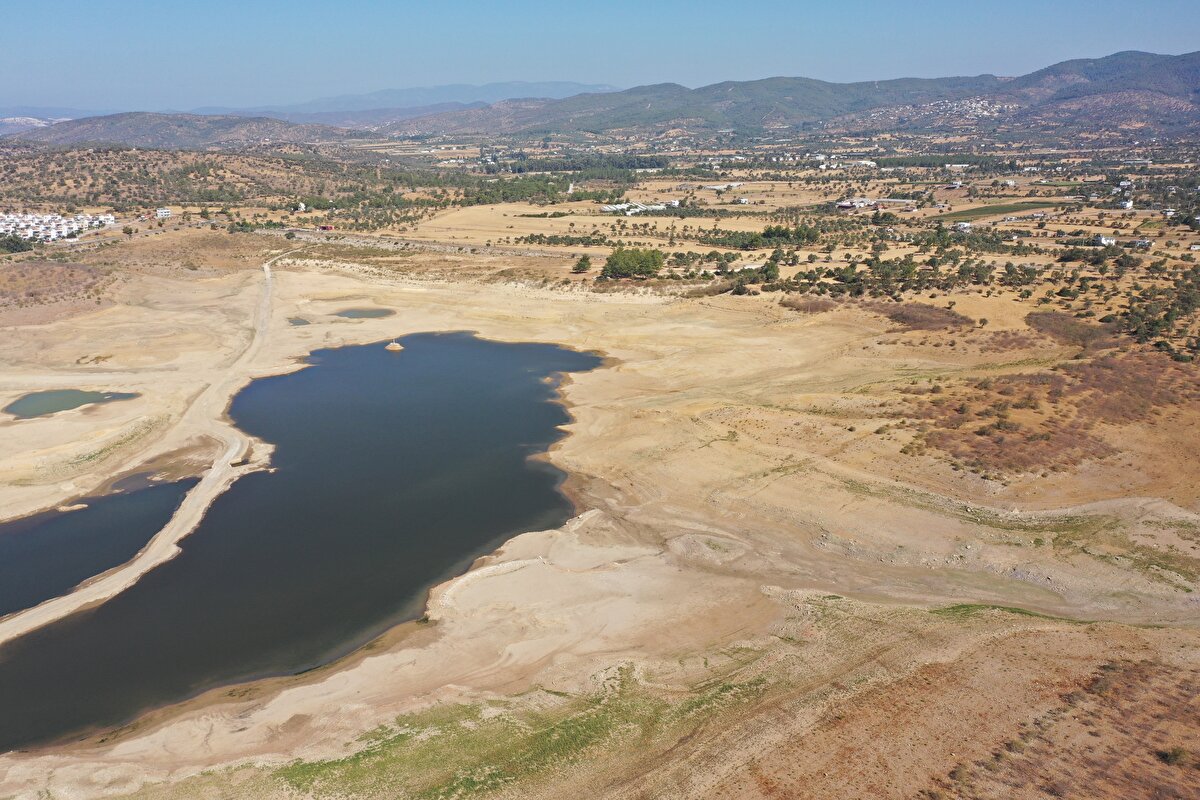 Vatandaşlar gün yüzüne çıkan kiremit fabrikasını görmek için kuruyan mumcular barajının içerisine kadar girdi. Barajın içerisinde bulunan bazı yapılarda gün yüzüne çıktığı görüldü.