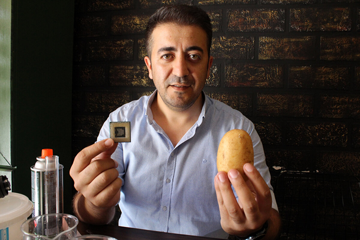 Altını, bilgisayar ve dizüstü bilgisayarlarda bulunan hafıza kartlarından elde ettiklerini aktaran Cemil Şahin ise şöyle konuştu: "Hafıza kartları üzerinde bulunan altın kaplamadan, altın elde ediyoruz. Bunlar saf 24 ayar altın kaplama ürünler. Evdeki atık elektronik eşyaları çöpe atacağımıza bunları evde kullanılan temizlik ürünleriyle işleyerek kendi madenimizi oluşturuyoruz. Bunları yakarak ya da evde kullanılan çamaşır suyu gibi temizlik ürünleriyle eriterek saf altın haline getiriyoruz. En iyi iletken olduğu için bütün elektronik cihazlarda altın, gümüş, paladyum ve bakır kullanılmıştır."'

