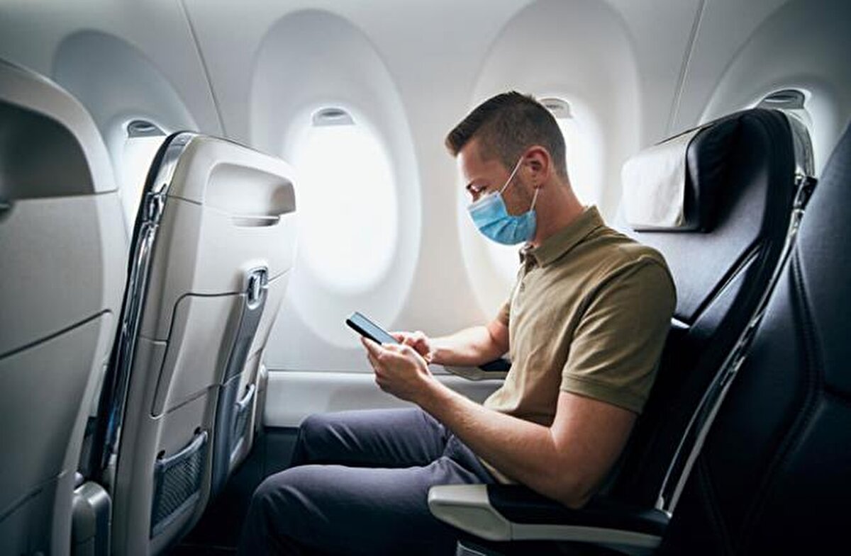 "Şimdi, yerdeki ATC'den talimat alan bir pilotun, araya giren yolcu telefonu frekansı nedeniyle sinyalini aniden kaybetmesinin ve kör bir şekilde uçmaya başlamasının ne kadar kötü olacağını düşünün."