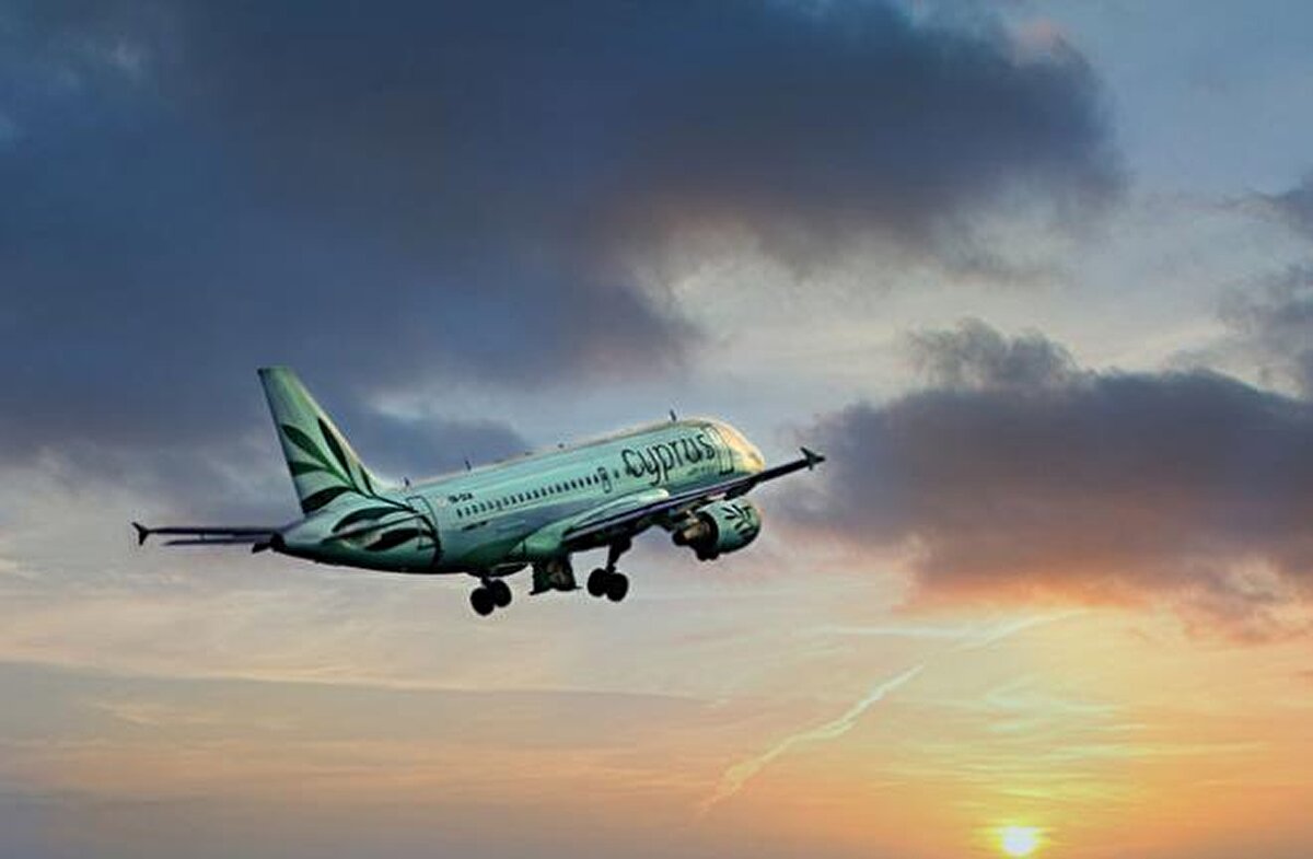 Mistt şöyle açıklıyor: "Biniş kapısının kapandığı andan iniş anına kadar pilotlar, görevi uçakların birbirine çarpmadan iniş ve kalkış yapmasını sağlamak olan, Hava Trafik Kontrolü ya da ATC diye bilinen bir grup görevliden kendilerine verilen özel talimatları takip ediyor."