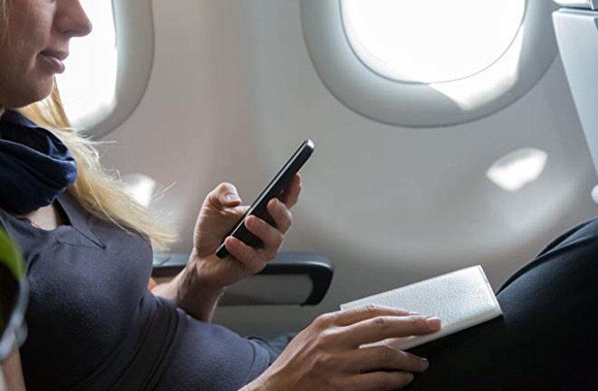 Mistt'in TikTok videosuna yorum yapan bir elektrik mühendisiyse, uçuş modunun esas nedeninin "telefonların ve diğer cihazların yaydığı kasti olmayan radyo dalgalarına" ya da "pilotun ekipmanının yanlışlıkla bu kasti olmayan radyo dalgalarını algılamasına" dayandığını söyledi.