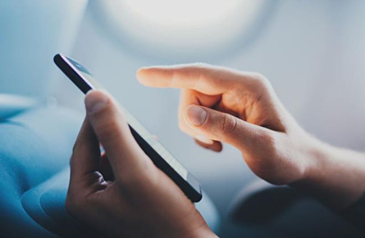 Fakat bu mantığı kabul etmeyenler de var. Business Insider'a 2017'de verdiği demeçte bir pilot, "Cep telefonu sinyalinin, uçağın navigasyon performansına zarar verebileceği hiçbir zaman kanıtlanmadı. Ama bunun şu ana kadar hiç yaşanmamış olması, asla yaşanmayacağı anlamına gelmiyor" demişti.