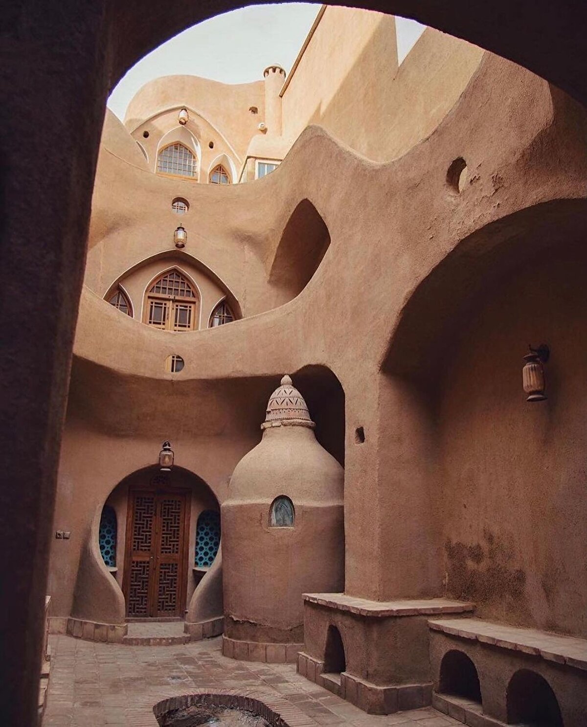 Şehirde yer alan ve 19. yüzyıldan gelen geleneksel evler ise gerçekten de Kâşân’ın incileri gibidirler. 