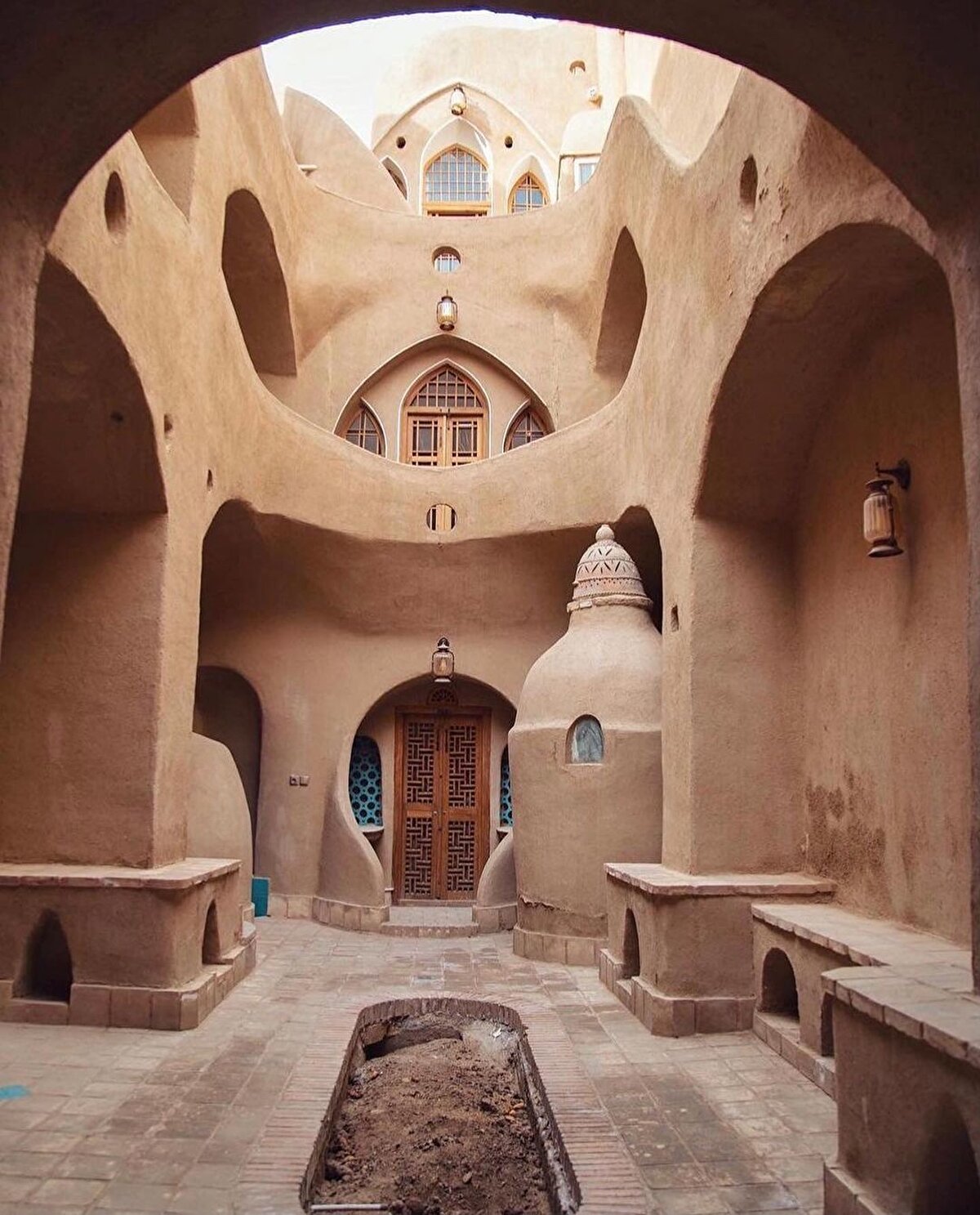 Erken dönemde İslam topraklarına katılan Kâşân, bu tarihten itibaren de canlılık kazanan bir şehir olur. Kâşân, özellikle Büyük Selçuklu Devleti döneminde ticari kimi ürünlerin üretim ve alışverişinin yapıldığı önemli bir yer hâline gelir. Buraya özgü olan kâşî taşı öyle bir şöhret kazanır ki şehrin isminin nereden geldiği konusundaki söylentilerden biri de bu taşın varlığına bağlanır.