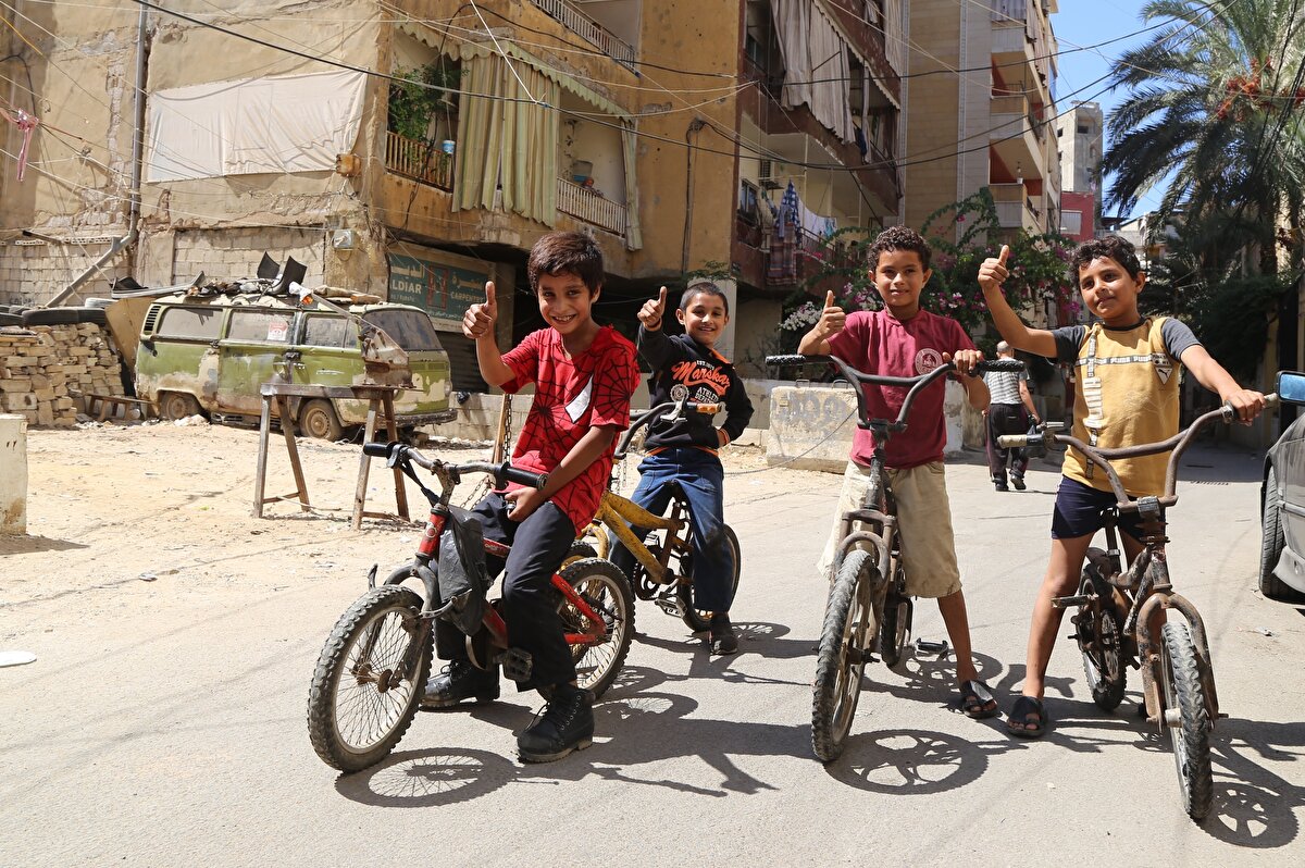 Öğretmen eksikliğinin yanı sıra fiziki yetersizlikler nedeniyle güç koşullarda sürdürülen eğitim hayatını, çocukların çoğu çalışmak zorunda kaldığı için tamamlayamıyor. 