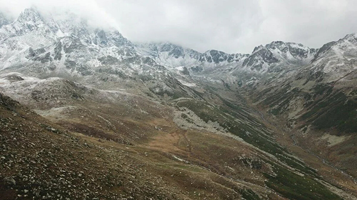 Artvin’in Yusufeli ilçesindeki Yaylalar köyü, Trabzon ile Bayburt arasında yer alan Haldizen Dağları'nın zirvesindeki 2 bin 740 metre rakımdaki Aygır Gölü kar yağışı sonrası beyaz örtü ile kaplandı.

