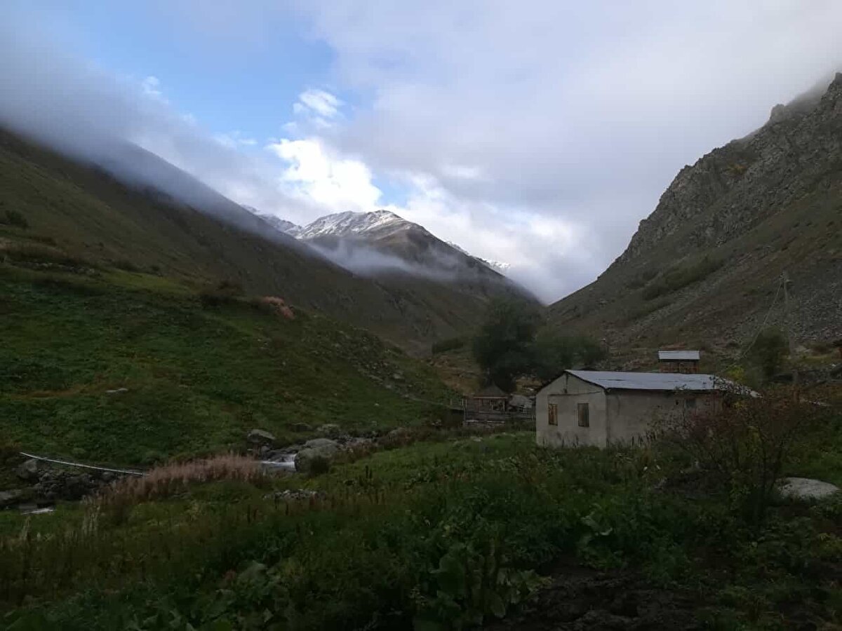 Hava sıcaklıklarının mevsim normallerinin altında seyretmesiyle özellikle 2 bin rakımdan yüksek kesimlerde dün akşam saatlerinden itibaren kar yağışı etkisini gösterdi.
