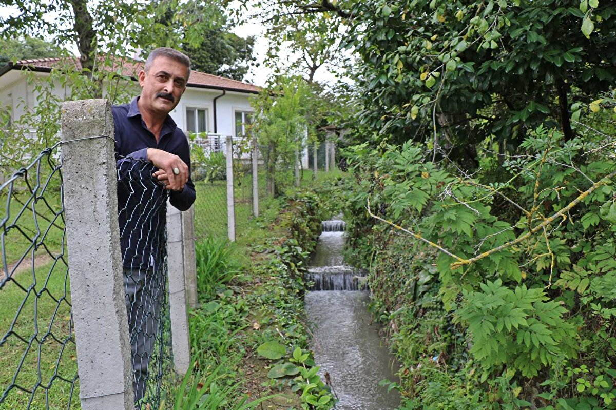 Kocaeli'nin Kartepe ilçesindeki masmavi akan dere görenleri şaşkına çevirdi. Dereden mavi su aktığını görenler ise durumu muhtar Halil İbrahim Ejderoğlu ve Kocaeli Büyükşehir Belediyesi ekiplerine bildirdi.