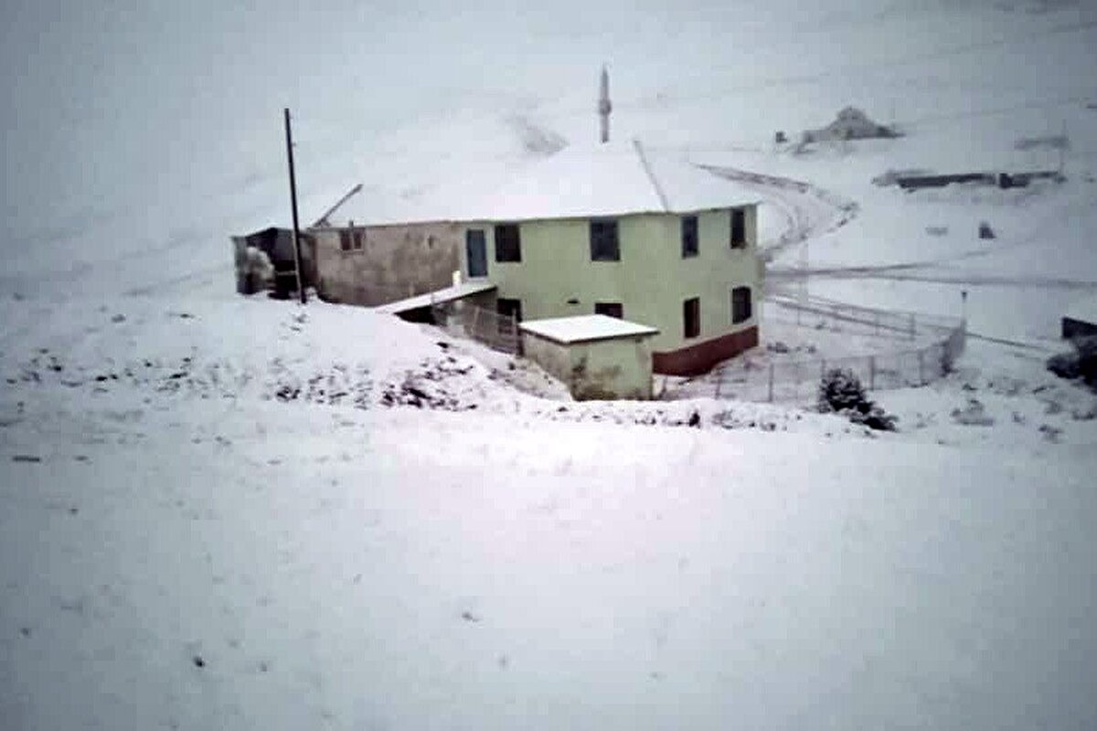 Şehrin en yüksek noktası olan 3 bin 331 metre rakımlı Abdalmusa tepesi ile eteğindeki Artabel Gölleri Tabiat Parkı ve Zigana dağının yamacında bulunan Limni Gölü Tabiat Parkı da beyaz örtüyle tanıştı. 