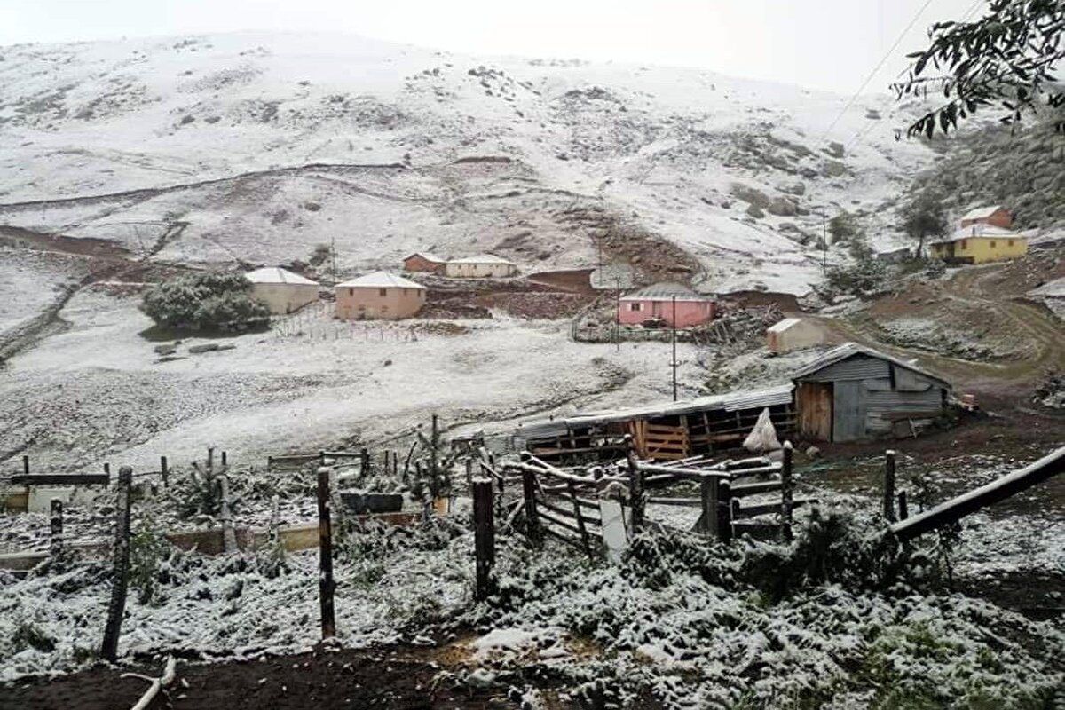Bazı noktalarda kar kalınlığının yer yer 5 santimetreye ulaştığı ifade edilirken son Meteorolojik değerlendirmelere göre Gümüşhane genelinde yağışlı havanın bugün etkisini yitireceği ve güneşin yeniden yüzünü göstereceği fakat yüksek kesimlerdeki kar örtüsü nedeniyle havaların soğuyacağı belirtiliyor. 
