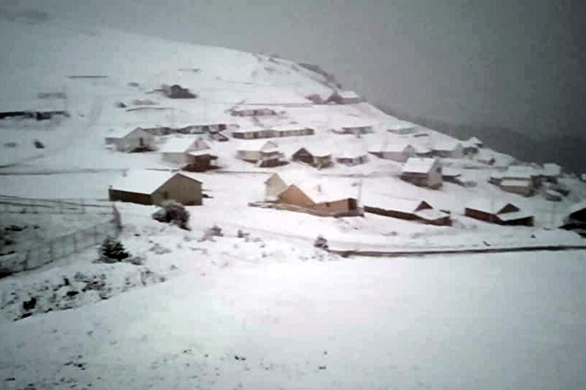 Gece en düşük sıcaklığın yer yer sıfırın altında 2 dereceye ulaştığı yüksek kesimlerde yağışın ardından sabah kalktıklarında beyaz örtüyle karşılaşan çok sayıda vatandaş bu anları ölümsüzleştirerek sosyal medya hesaplarından paylaştı.