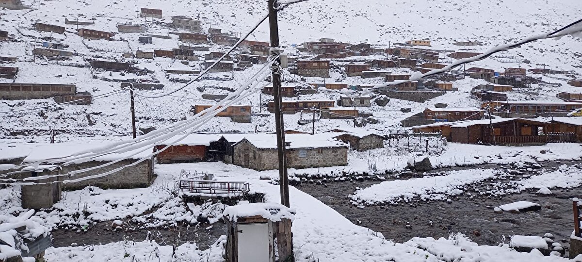 Sahil kesimlerde sağanak etkili olurken yüksek kesimlerdeki yaylalar ise mevsimin ilk karı ile beyaza büründü. 