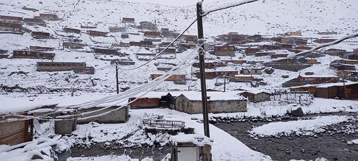 Sabah yer yer 15 santimetreyi aşan karla kaplı yaylada uyanan yaylacılar sürpriz yaşadı.  Yaylacılar bu yıl erken yağan kar nedeniyle köylere dönüş için hazırlıklara başladı. 