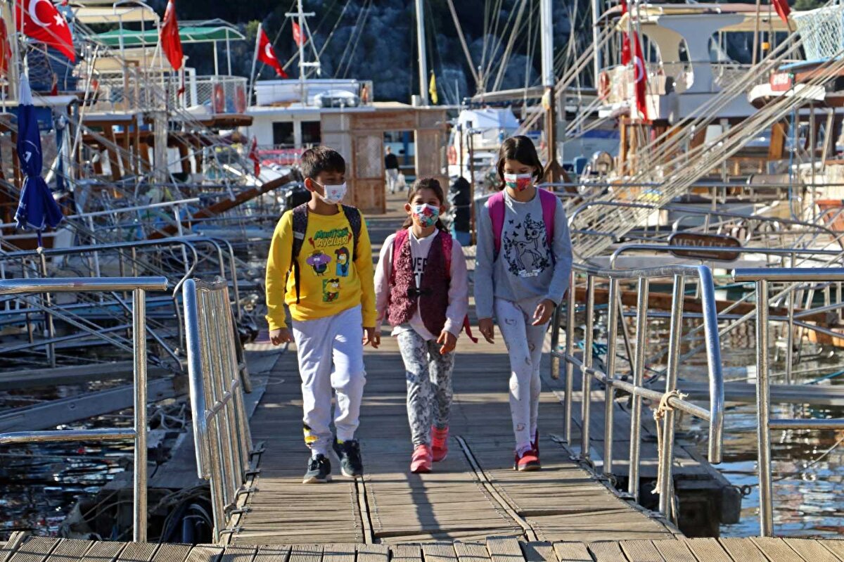 Teknede, her bir öğrenci için can yeleği de yer alıyor. Öğrenciler, tekneden indikten sonra ise kendilerini bekleyen servis aracına binip karayoluyla okullarına ulaşıyor.
