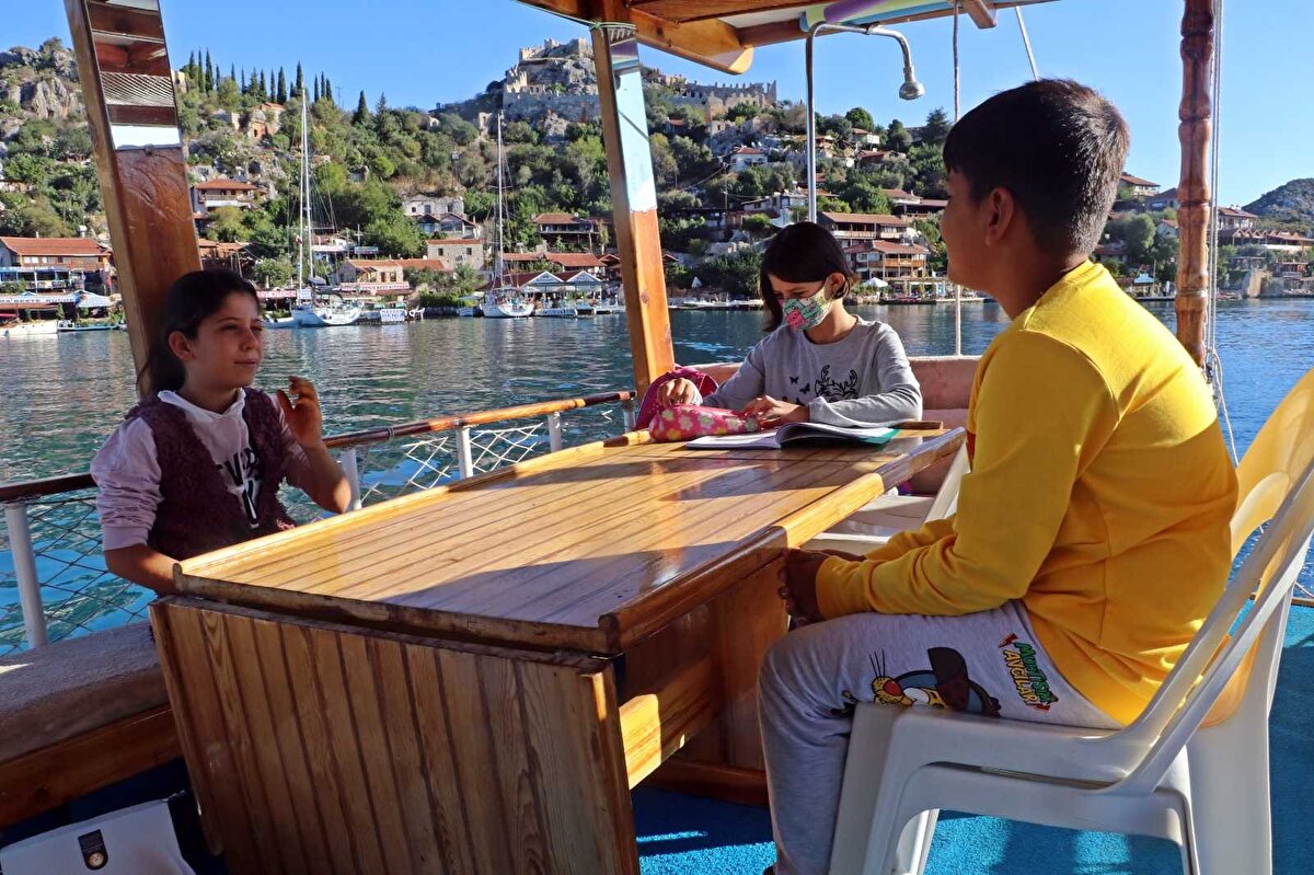 Teknelerin yanaşabileceği buluşma noktasına gelen öğrenciler, 1,6 millik yaklaşık 15 dakika süren deniz yolculuğu boyunca Simena Antik Kenti, tarihi kale, kaya mezarları, amfitiyatro ve eşsiz manzarayı izleyerek Kekova’ya ulaşıyor.
