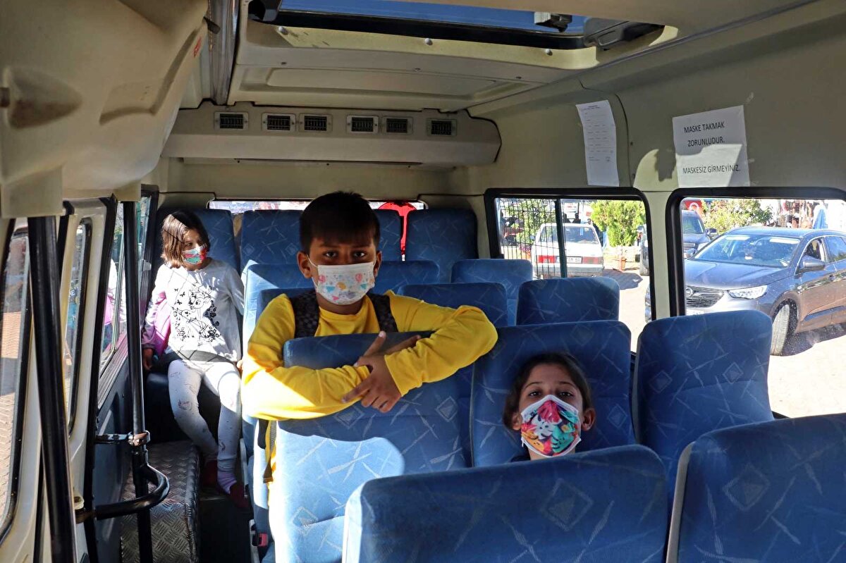 Çocuklarının devletin sağladığı ücretsiz deniz ve kara servisiyle okula gitmesinden oldukça memnun olduklarını ifade eden velilerden Durali Demirel, “Çocuğumuz memnun. Yöreye göre buradaki çocuklar tekneye binmeye alışık. Servis için bir para vermiyoruz. Devletin himayesi altında. Çok memnunuz. Okulu çok özlemişler. Koşarak gidiyorlar. Okulların açılması çocukları için de bizim için de daha iyi oldu” diye konuştu.
