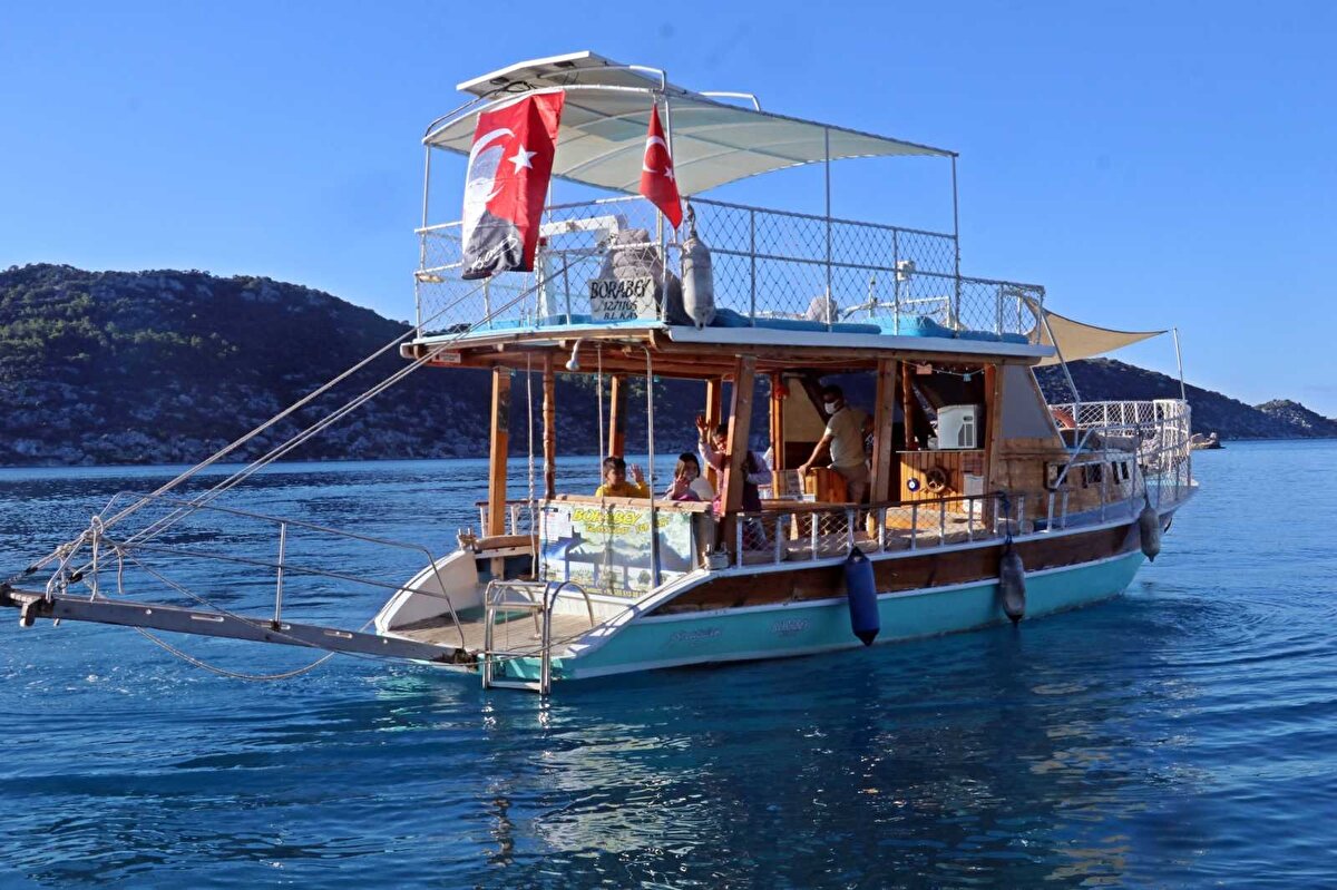 Komşu mahalle Çevreli’deki Bozoğlu-Tarkun İlköğretim Okulu’nda eğitimlerini alan Ömür Karataş, Pınar Demirel ve Hasibe Vergili, her sabah saat 08.30’da tekneyle okula gitmek için yola çıkıyor.
