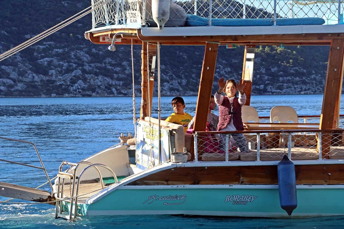 Tekne kaptanı Mehmet Ekici ise, sabah 08.15’de demir aldığını ve 15 dakikalık mesafe kat ettikten sonra öğrencileri tekneye aldığını anlattı. Yolculuğun son derece güvenli olduğunu belirten Ekici, “Kendi çocuklarım gibi onlar benim. Benim de 3 çocuğum var ve bir tanesi onlarla aynı okula gidiyor” ifadelerini kullandı.
