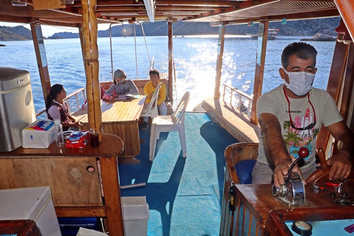 Bu durumdan oldukça memnun olan öğrenciler, yolculuk boyunca tekne içerisinde kitap okuyor, ödevlerinin tekrarlarını yapıyor.
