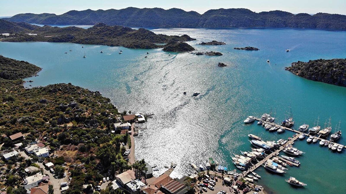 Yolculuk güzergahı Kekova koyu olduğu için fırtına gibi bir engelle de karşılaşmayan öğrenciler kamaralı tekneleriyle güvenli bir yolculuk yapıyor.
