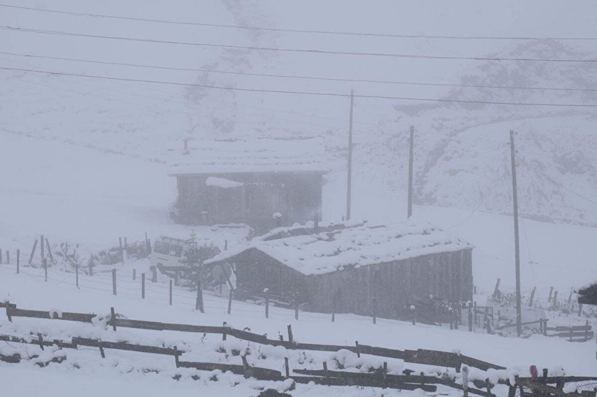 Doğu Karadeniz'in yüksek kesimlerinde kar kalınlığı 25-30 santimetreyi bulurken, ziyaretçiler karlı havayı eğlenceye dönüştürdü.
