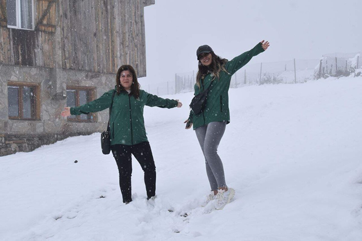 Trabzon`un dünyaca ünlü turizm bölgesi Uzungöl`ün ise rengi kahverengiye dönüştü. Uzungöl`e 8 kilometre uzaklıktaki Karester Yaylası`nda da kar kalınlığı 10 santimetreye ulaştı.
