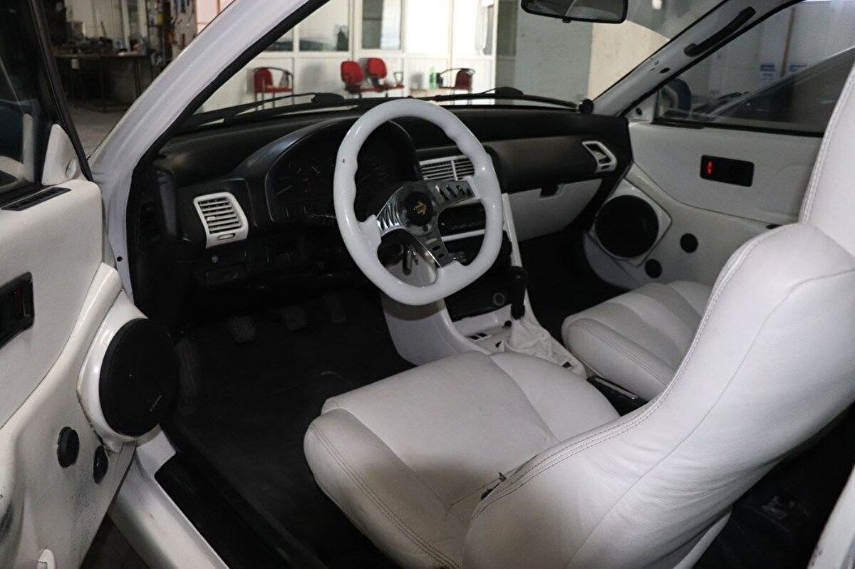 Yeni nesil otomobillere göre 1990’lı yılların sonunda üretilen bu özel araçların hala daha hızlı olduğunu söyleyen Aklam, şunları kaydetti:
“Benim burada Türkiye’ye şampiyonasında yarıştığım araçlar var. Özel motoru modifiyeli ve trafiğe çıkmam onunla hiçbir zaman. 7.1 saniyede 100 kilometre hıza ulaşıyor. Bu gençler için birebir ama 930 kilogram bir araç ve 240 ibre var. En fazla ölüm veren araçlardan dünya çapında ve bir daha da üretileceğini zannetmiyorum. Bu araba gerçekten bir aşktır.”