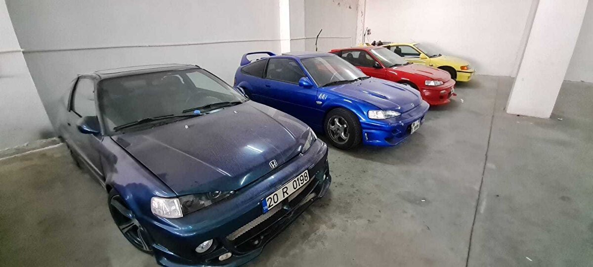 2007 yılından bu yana tek tek alım yaparak Türkiye genelinde kalan yaklaşık 40-45 araçtan önemli bir kısmına sahip olan Aklam, pandemi ve tüm dünya genelinde etkili olan ekonomik dalgalanmalardan olumsuz etkilendi. Mevcut borçlarını ödeyebilmek için finansman bulmaya çalışan ancak bunda başarılı olamayan Aklam, 20 yıllık gazetesinin kapısına kilit vurmamak için gözü gibi baktığı koleksiyonun satılığa çıkardı.