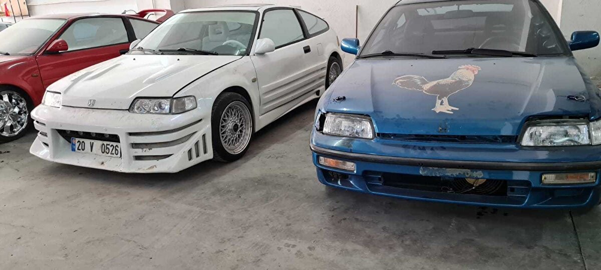 İcraların gelmemesi için artık 14 yıllık koleksiyonunu satılığa çıkardığını belirten Alkam, "Bu koleksiyonu komple orijinal yedek parçalarıyla beraber veya tek tek satıyorum. Benim gönlümden Türkiye’de bir benzeri daha olmayan bu eşsiz koleksiyonun hepsine bir kişinin sahip olmasından yana. Alıcı ve ilgi duyanların sosyal medya veya telefon yerine gelip bizzat araçları yerinde görüp, deneyip test ederek satın almalarını öneririm” diye konuştu.