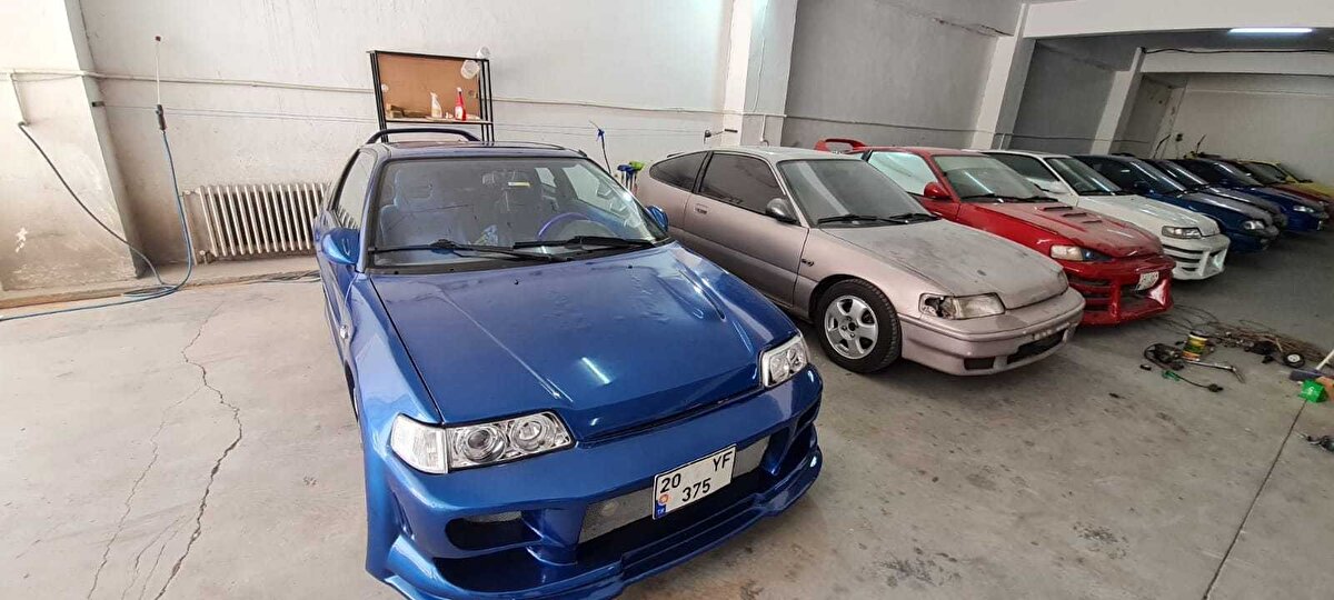 Gazetesini yaşatabilmek için büyük bir mücadele verdiğini kaydeden Ahmet Aklam, “Ekonomik kriz ve ardından tüm dünyada etkili olan pandemiden bizde olumsuz etkilendik. 10 milyon liralık binamı rehin olarak göstermem ve BİK’ten gelen düzenli gelirimizi temlik olarak ibraz etmeme rağmen 200 bin TL’Lik krediyi çekemedim. Bugüne kadar var olan borçlarımı ödemeye bilmek için 2 adet 5’er katlı binamı sattım ama gözüm gibi koruduğum araç koleksiyonumun bir somununa dahi dokunmadım" dedi.