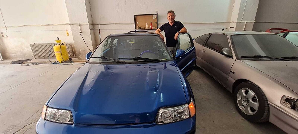 Aklam, 14 yıl önce otomobilleri tek tek satın almaya başladığını belirterek, "Bu otomobilleri araştırdım ve bu marka araçların 1.6 cc ’de dünyada en iyisi olduğunu öğrendim. Tek tek bu zamana kadar 15 tane ruhsatlı 2 tanede yapılabilecek ve yarışlara girebilecek şekilde topladım. Bu garajda yılladır kapalı alanda yağmur, çamur görmeyecek şekilde kapalı alanda tuttuğum için bu araçlar şuanda en iyi şekilde korundu" dedi.