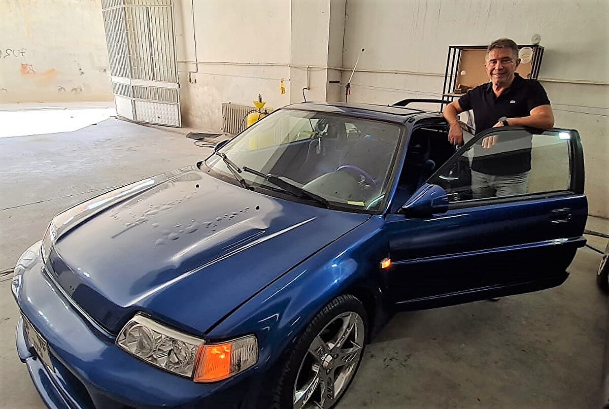 Denizli’de günlük yayın yapan Horoz Gazetesi’nin sahibi olan Ahmet Aklam, çok sevdiği otomobil markasının aynı serisine ait farklı renklerden 17 tanesini toplayarak, alanında Türkiye’nin en büyük araba koleksiyonunu oluşturdu.