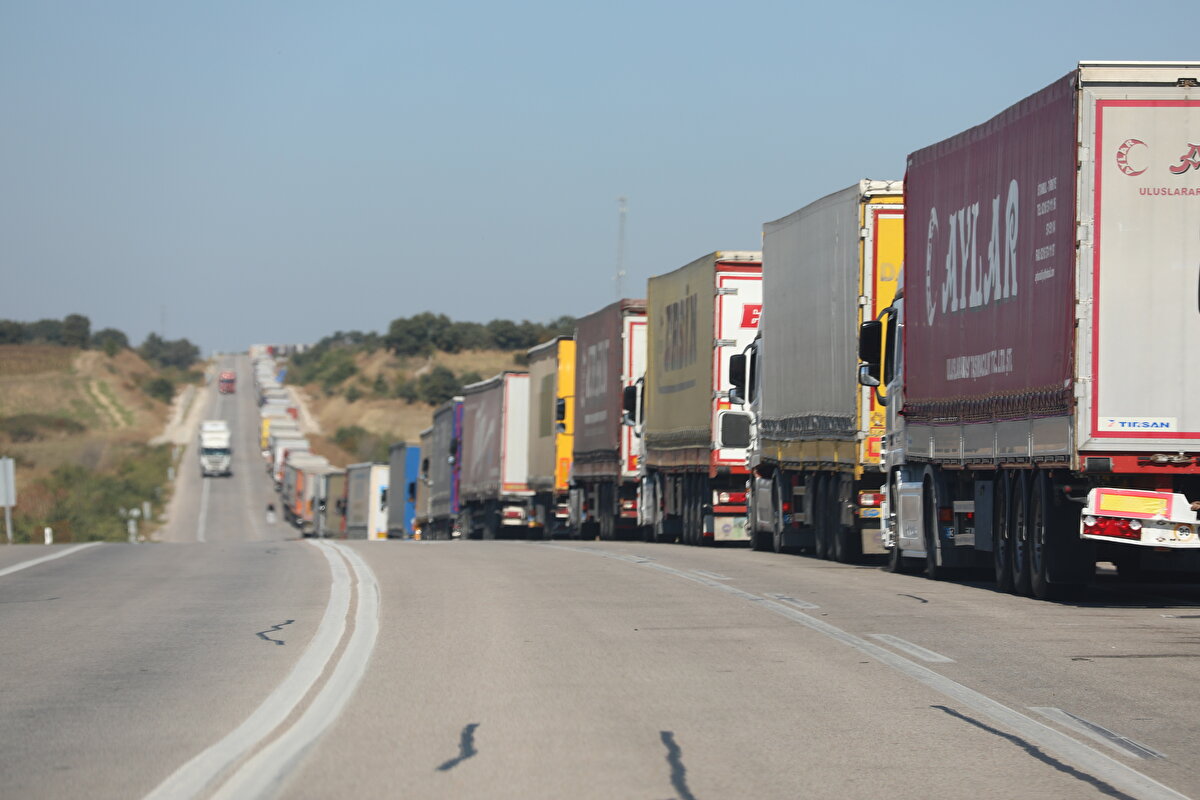 İhracat yükü taşıyan yaklaşık 800 TIR, Hamzabeyli Sınır Kapısı önünde yurt dışına çıkmak için işlemlerinin tamamlanmasını bekliyor.