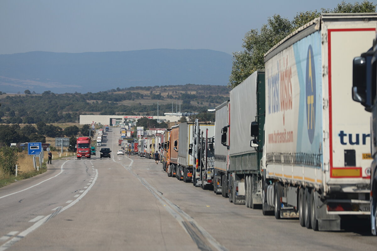 Şay, TIR kuyruğunun Bulgaristan'ın tek peronla çalışmasından kaynaklandığını belirtti.