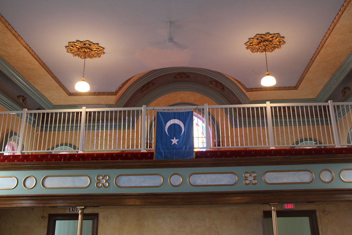 Toronto ve çevresinde yaşayan Uygur Türklerinin, hem ibadet hem de toplumsal faaliyetler için uzun zamandır bir merkez arayışında olduklarını anlatan Artış, Burada hem ibadetlerimizi yapacağız hem de Kur'an eğitimi başta olmak üzere çocuklarımızı eğiteceğiz. Yeni neslin, Batı kültüründe eriyip yok olmasını önlemek ve zengin Doğu Türkistan gelenek, görenek ve kültürünü öğrenmesi için böyle bir yere ihtiyacımız vardı. dedi.